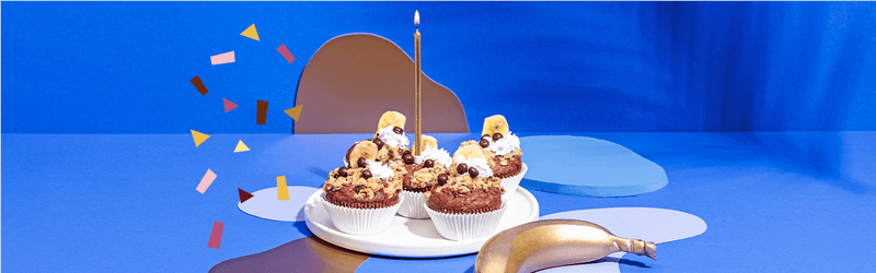 Schoko Muffins mit einer Kerze in der Mitte und Konfetti