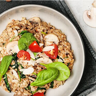 Champignon-Mandel-Bowl mit Champignons, Frühlingszwiebeln und Basilikum daneben