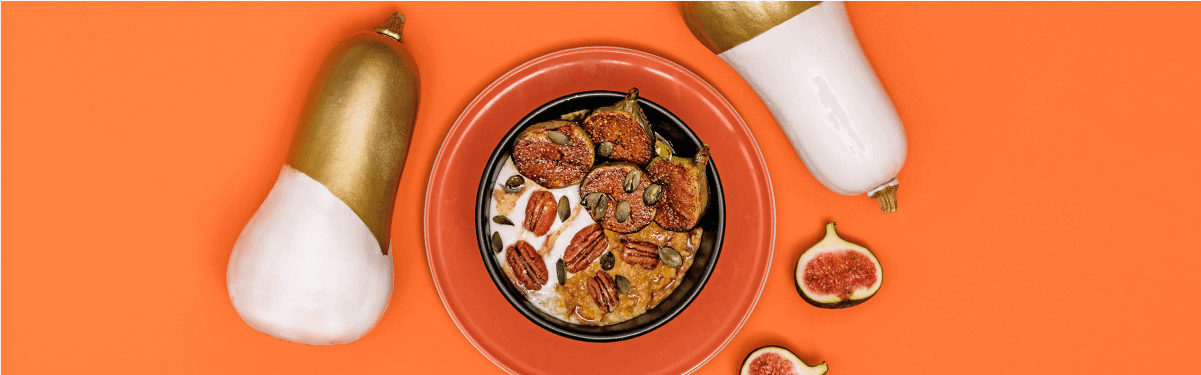 Pumpkin Porridge in einer Schale mit Feigen daneben