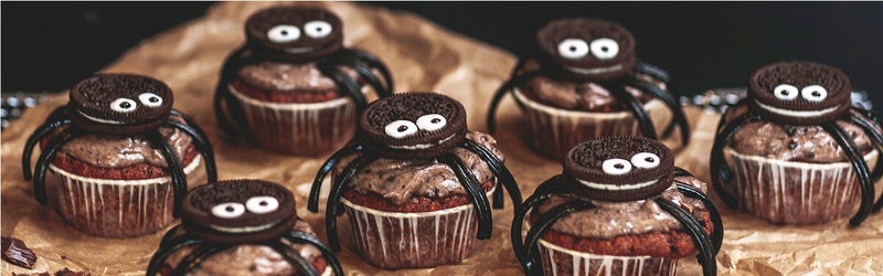 Spinnen-Cupcakes auf dem Backpapier