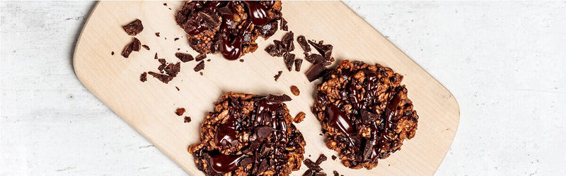 Vegane Schoko Cookies auf einem Holzbrett