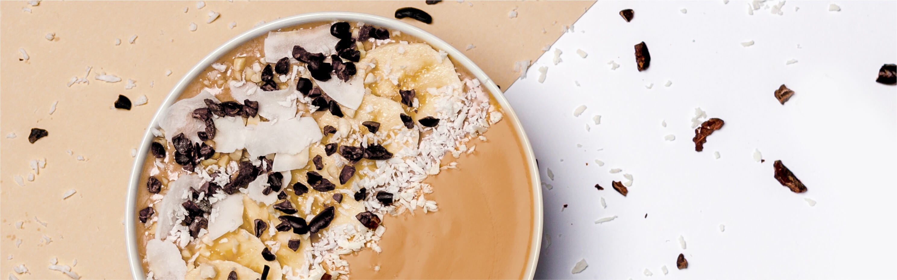 Nicecream mit Erdnussbutter mit Bananenscheiben dekoriert