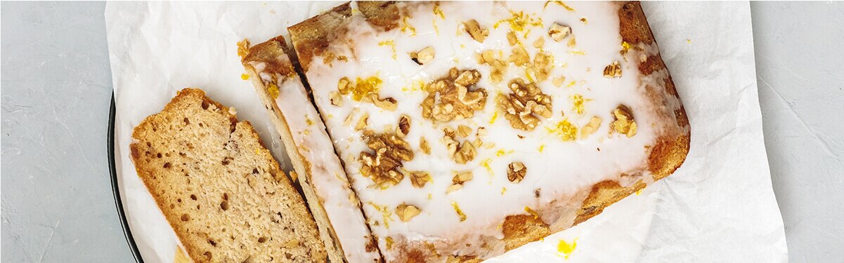 Veganer walnusskuchen mit zitronenzuckerguss
