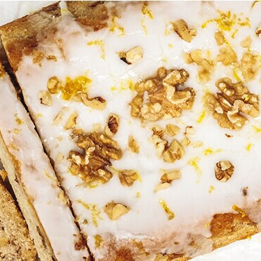 Veganer walnusskuchen mit zitronenzuckerguss