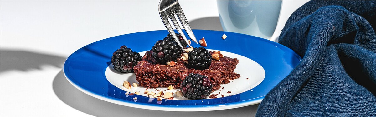 Schoko Brownies mit Brombeeren auf einem Teller
