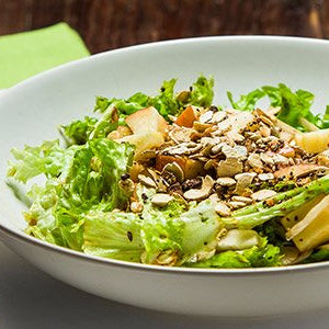 Protein-Salat in einer Schüssel mit Besteck daneben