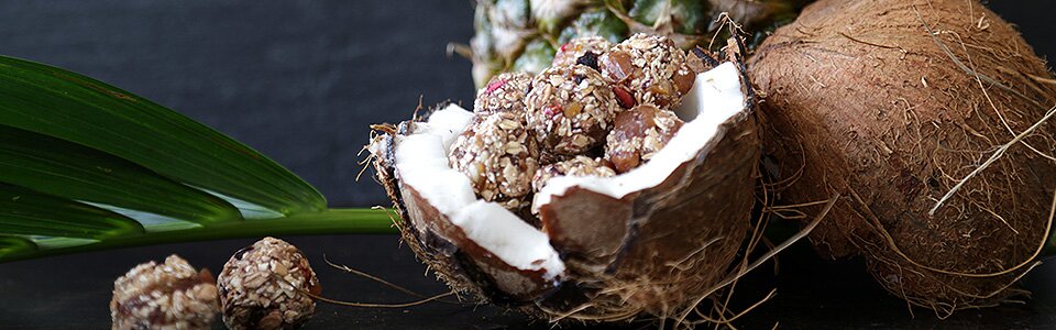 Powerballs mit Low Sugar Berry Crunch Müsli in einer halben Kokosnuss