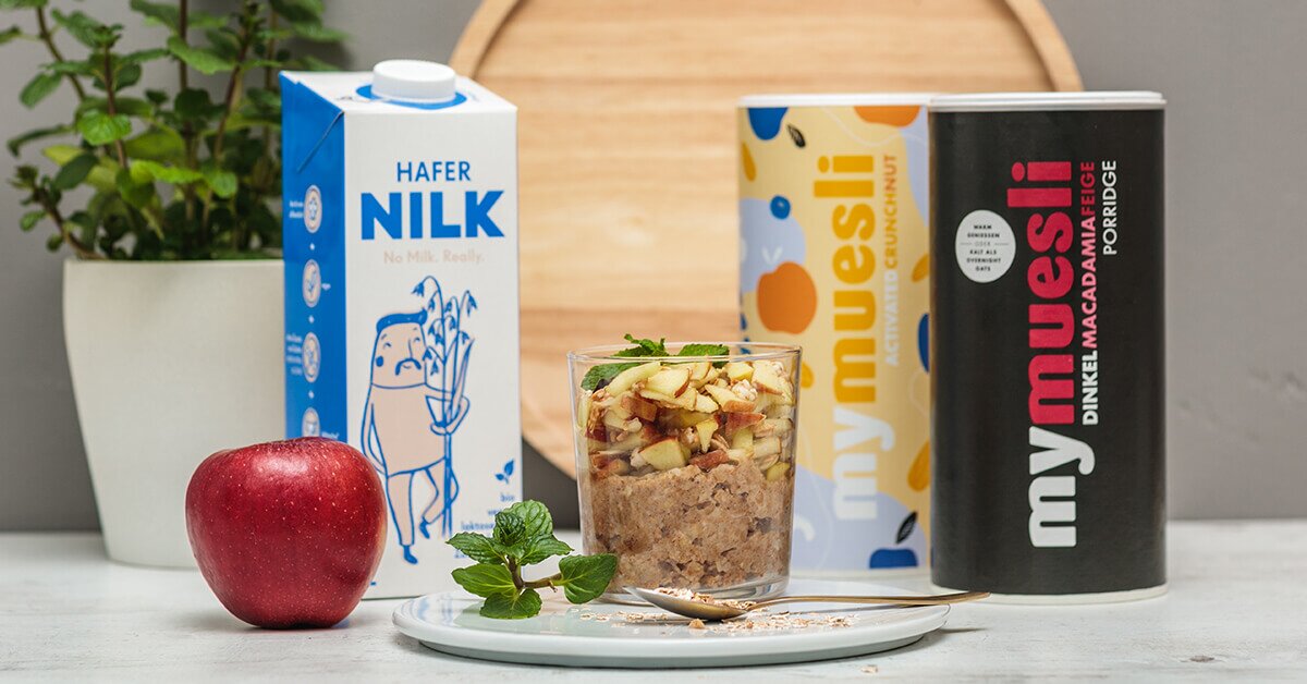 Feel Good Overnights mit Müsli und Apfel daneben