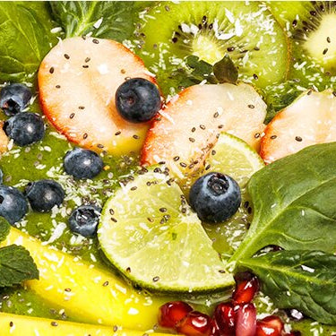 Green Smoothie Bowl mit Beeren, Kiwi und Limetten