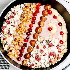 Glutenfreier Porridge in einer Schüssel mit Nüssen und Beeren