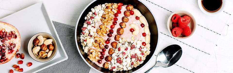 Glutenfreier Porridge in einer Schüssel mit Nüssen und Beeren