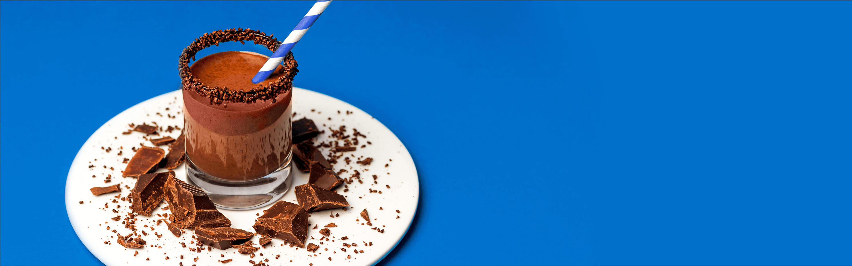 Chocolate Banana Power Smoothie in einem Glas mit einem Strohhalm