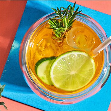 Virgin Roi Tonic mit Zitrone und Limette dekoriert