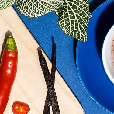 Chocolate Chili Drink mit Chili daneben