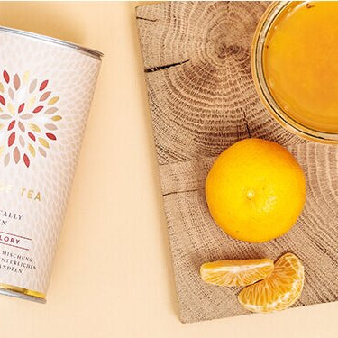 Mandarinen Marmelade mit Tee, Mandarinen und Vanilleschoten daneben