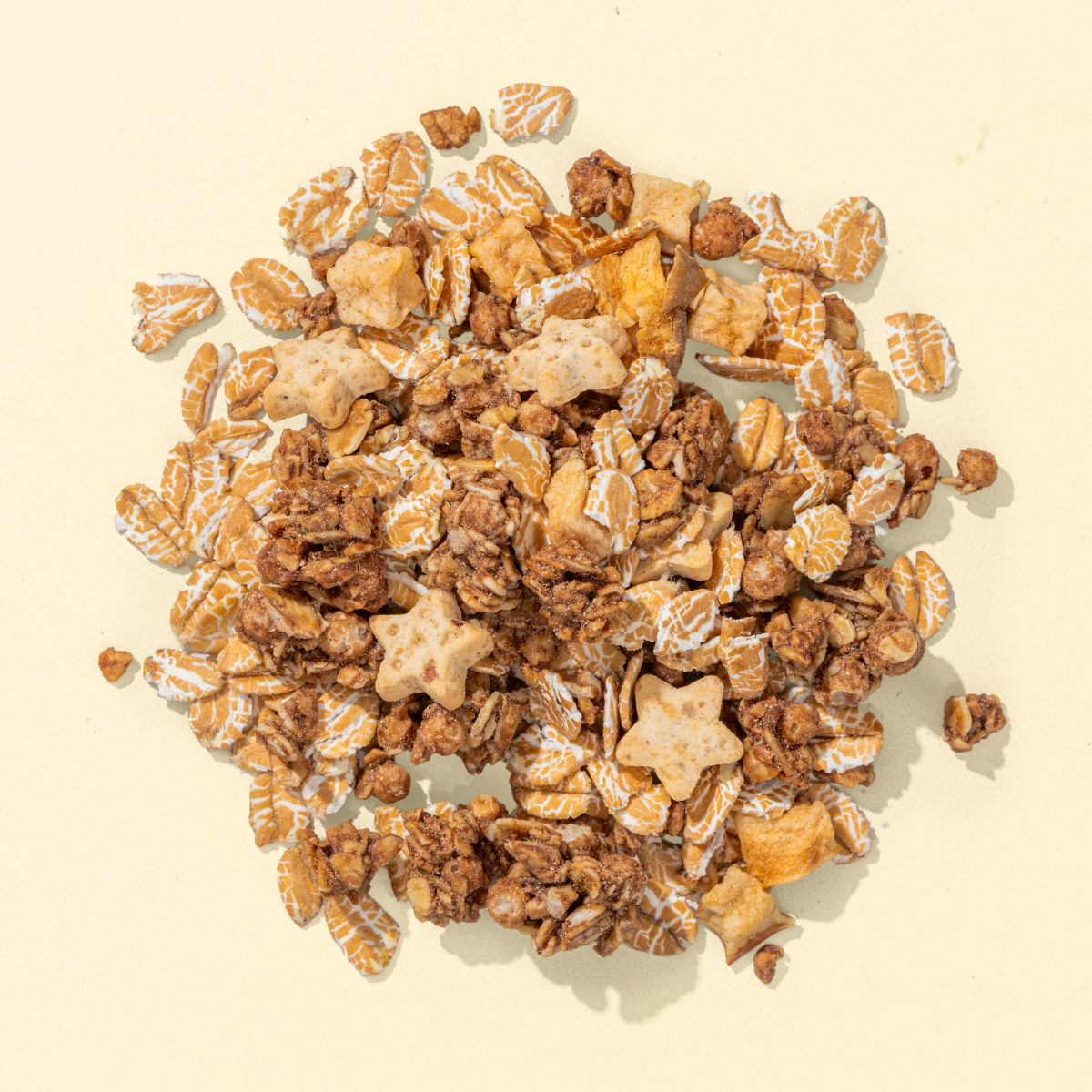 Müsli Zutaten auf einem Haufen, Haferflocken, Bratapfelkekse und Apfelstücke