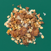 Müsli Zutaten auf einem Haufen, Haferflocken, Schokoflakes, Apfelstücke und weiße Dinkelbällchen