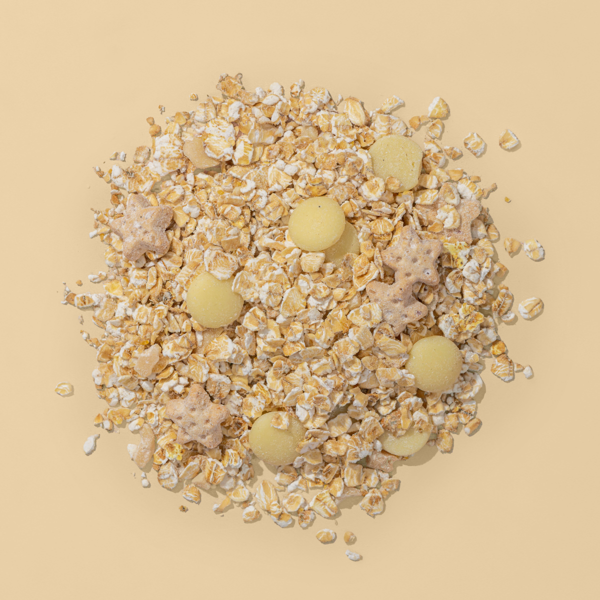 Porridge Zutaten auf einem Haufen, Haferflocken, Weiße Schokostücke und Bratapfelsterne