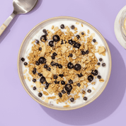 Müslischale mit dem Blueberry Lemon Cake Müsli mit Blaubeeren, Cheesecake Keksen und Hafer-Crunchy