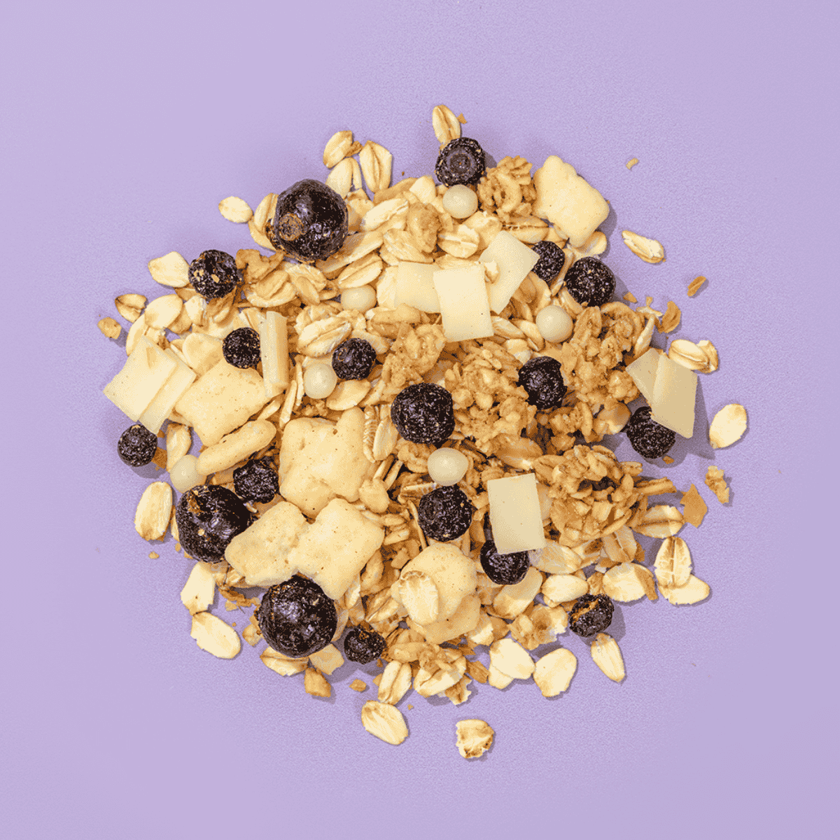 Müsli mit Hafer Crunchy, Blaubeeren, Yoghurtplättchen, Cheesecake Keksen und weißen Dinkelbällchen