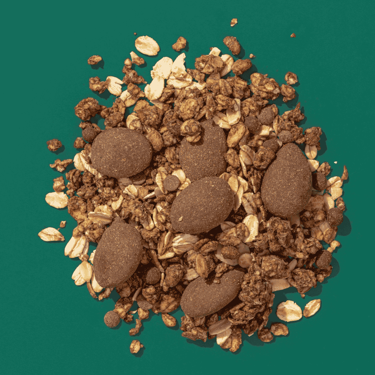 Müsli Zutaten auf einem Haufen, Schoko Crunchy, Haferflocken und Schokomandeln