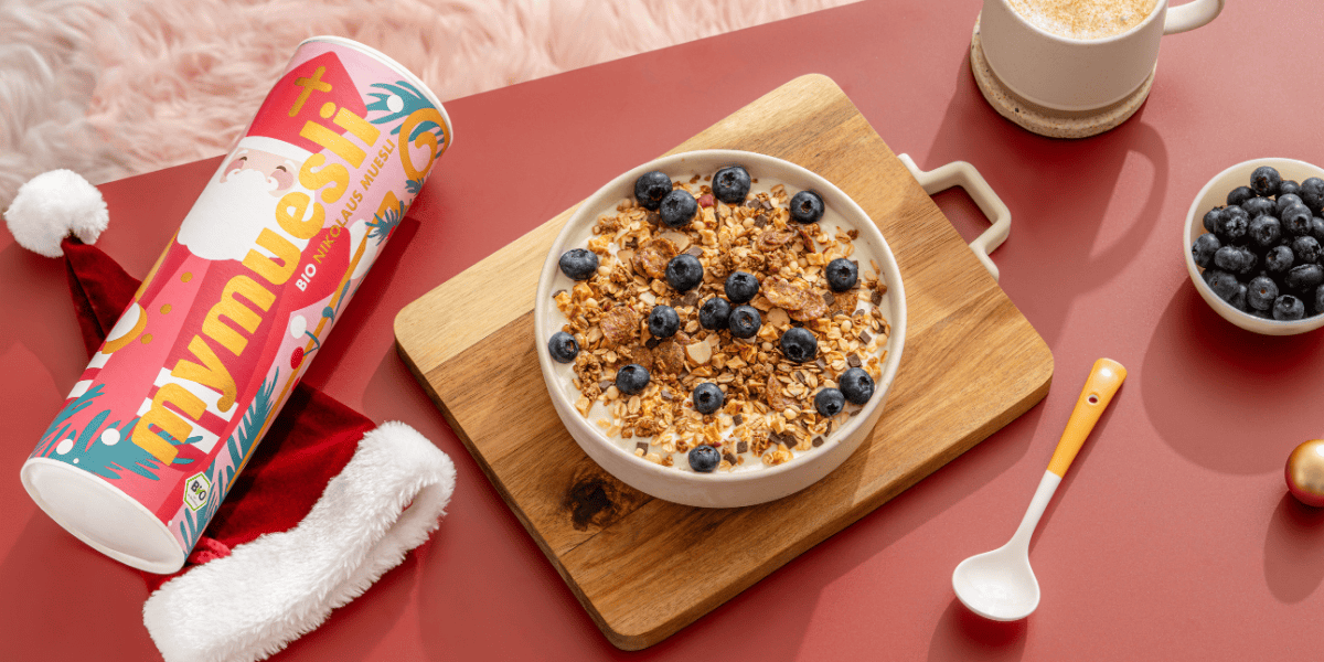 Bio Nikolaus Schokoladen Müsli. Daneben die Müsli Dose im Nikolaus Design