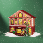 Rotes Adventskalenderhaus mit leichtem Schnee und weihnachtlicher Dekoration. Vor dem Haus läuft eine Frau mit ihrem Dackel vorbei. Ein Mann steht auf der Leiter und schmückt einen Tannenbaum. Die Fenster des Hauses sind beleuchtet. 