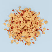 Low Sugar Yoghurt Raspberry Crunch Müsli Haufen mit Himbeeren und Yoghurt Plättchen