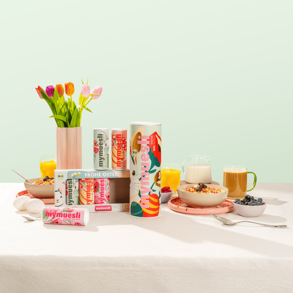 Mini Osterset und Oster Müsli mit Tulpen und Müsli Schalen auf einem Frühstückstisch