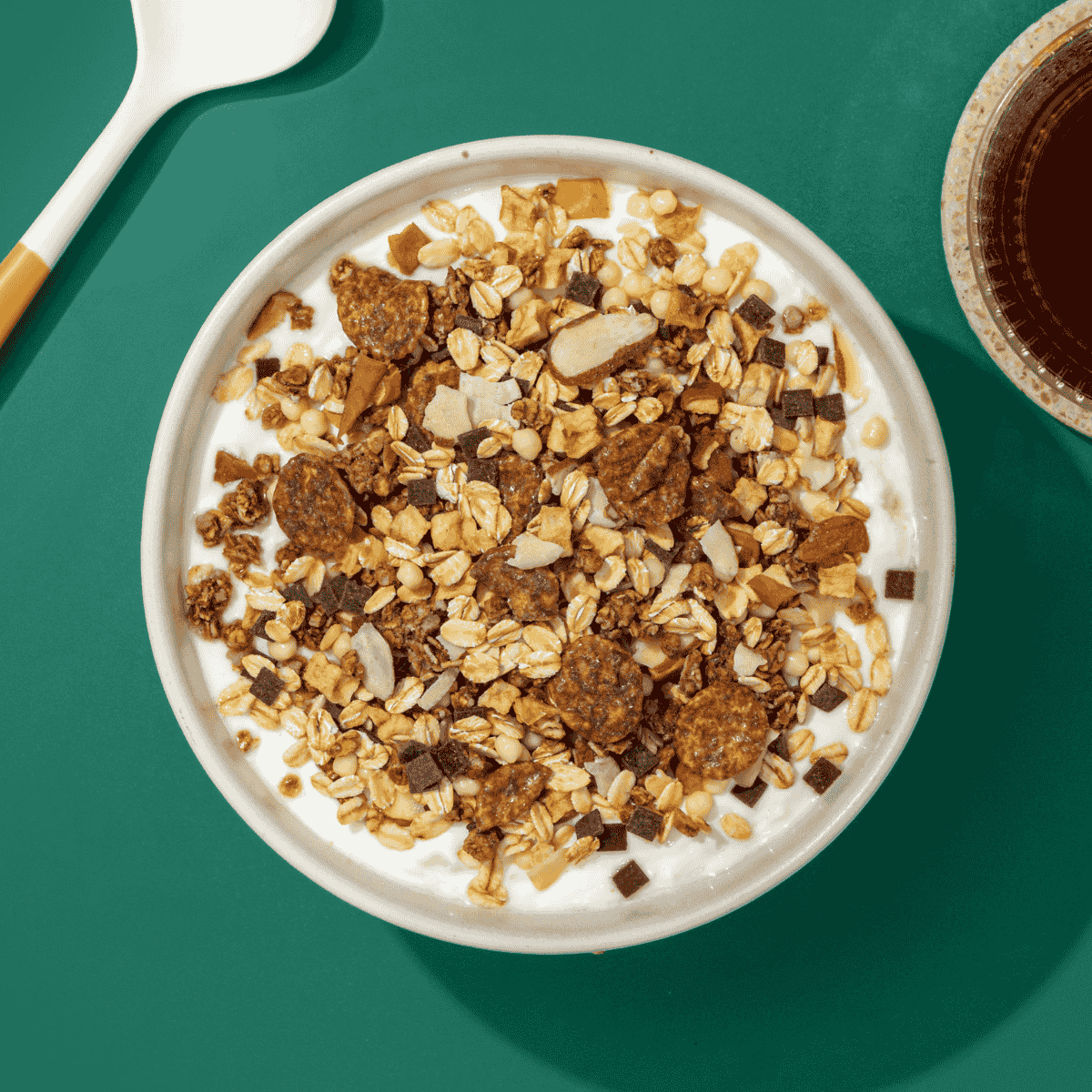 Bio Nikolaus Schoko Müsli mit Mandeln, serviert mit frischem Kaffee und Joghurt.