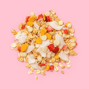 mymuesli Bio Sommer Müsli besteht aus Granola Crunchy, Joghurtplättchen, Kokochips, Apfelmaracuja Granulat, Kokosrasperln und Erdbeeren