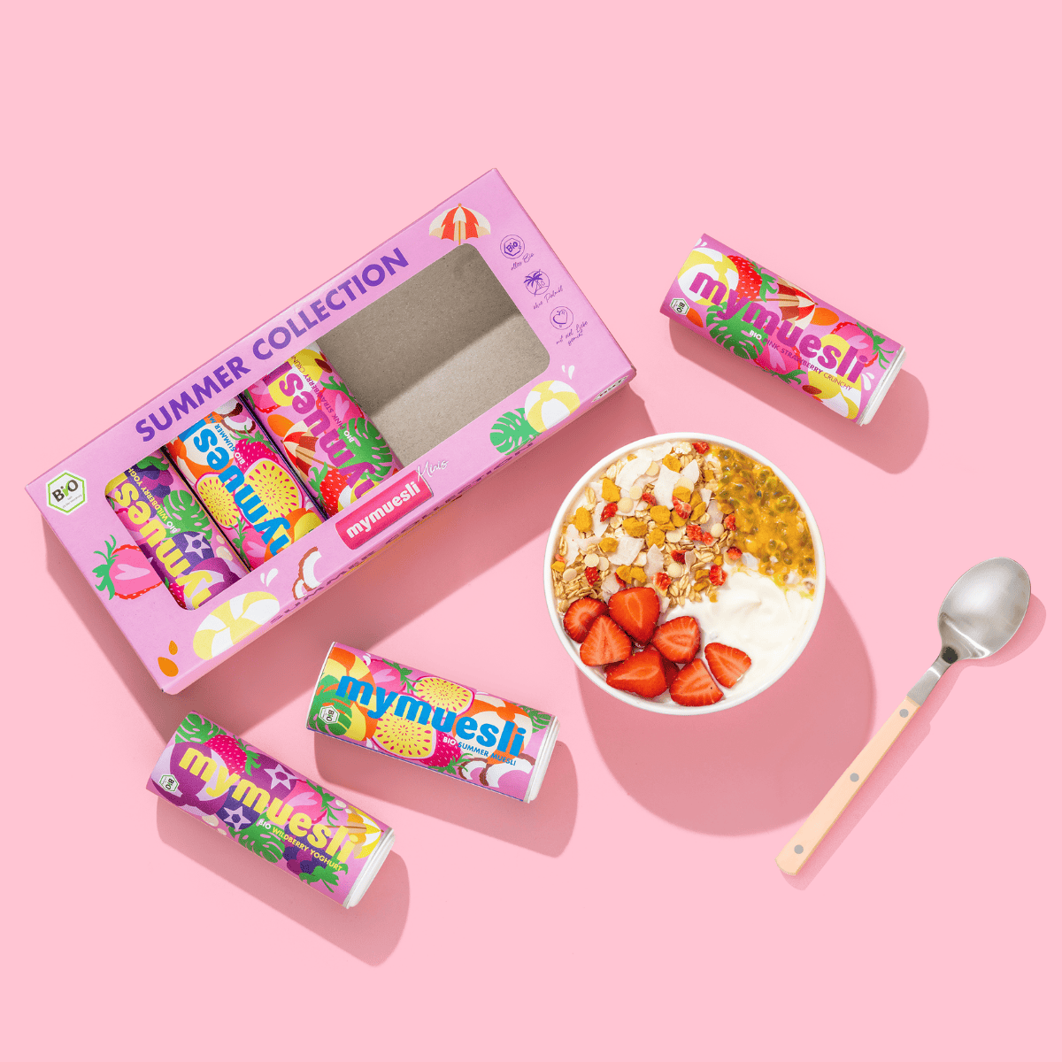 Sommer Müsli Geschenkset mit 3 Mini Dosen und einer Müsli Schale, dekoriert mit Beeren und Maracuja. 