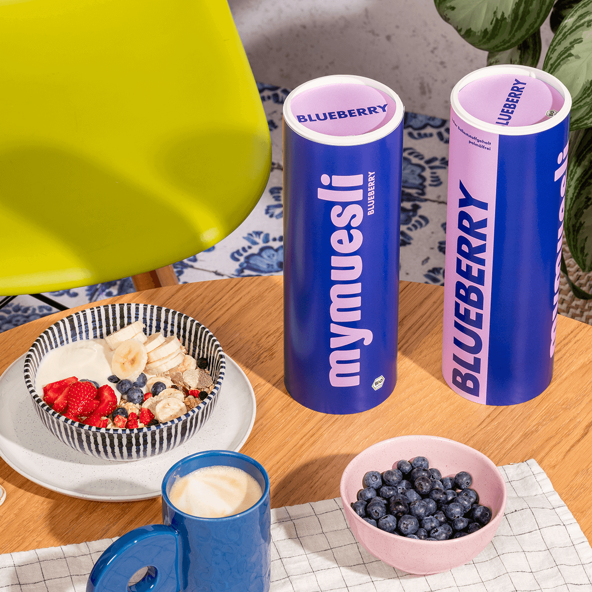 mymuesli Bio Blueberry Müsli zubereitet neben Blueberry Müsli Dosen