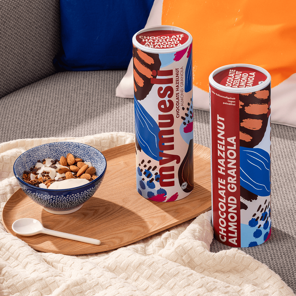 Chocolate Hazelnut Almond Granola Dosen mit Müslischüssel
