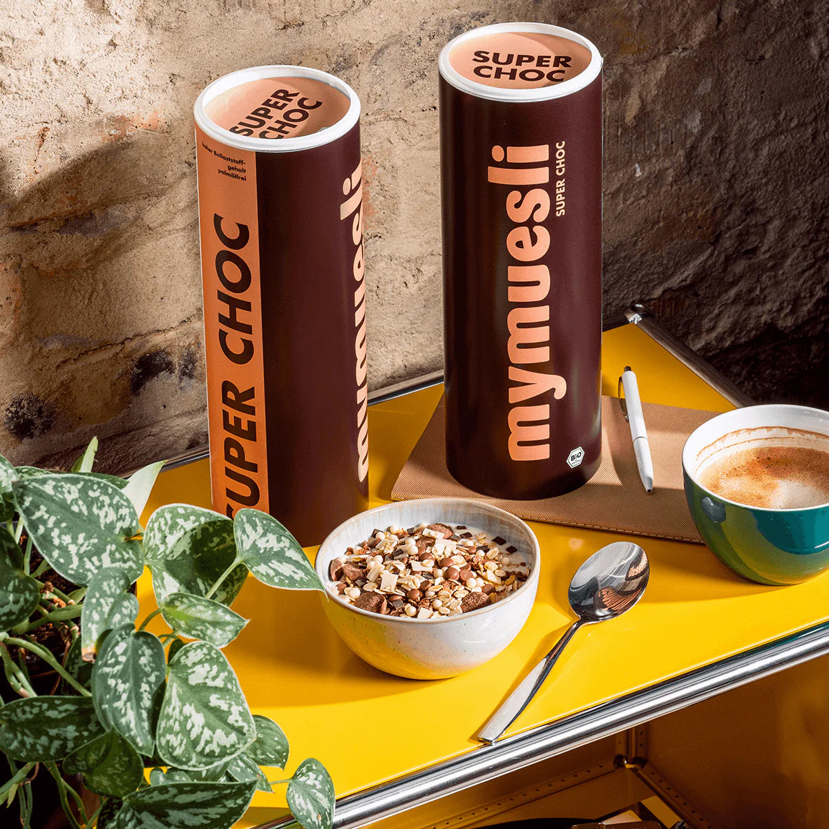 mymuesli Bio Super Choc Müsli Dosen und Müsli in Schale zum Frühstück
