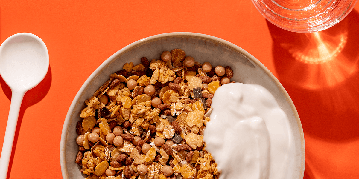 mymuesli Bio 20% Protein Salted Caramel Crunch Müslischale mit Joghurt