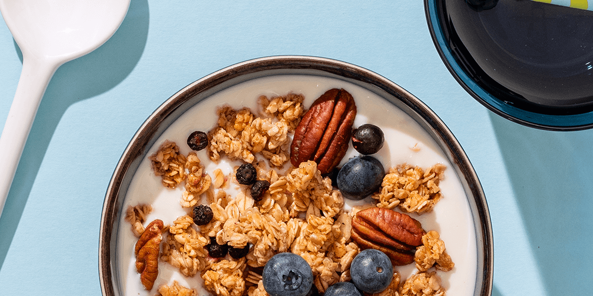 mymuesli Bio Blueberry Cassis Crunchy Granola mit Blaubeeren, Joghurt, Crunchy Granola und Pekannüsse