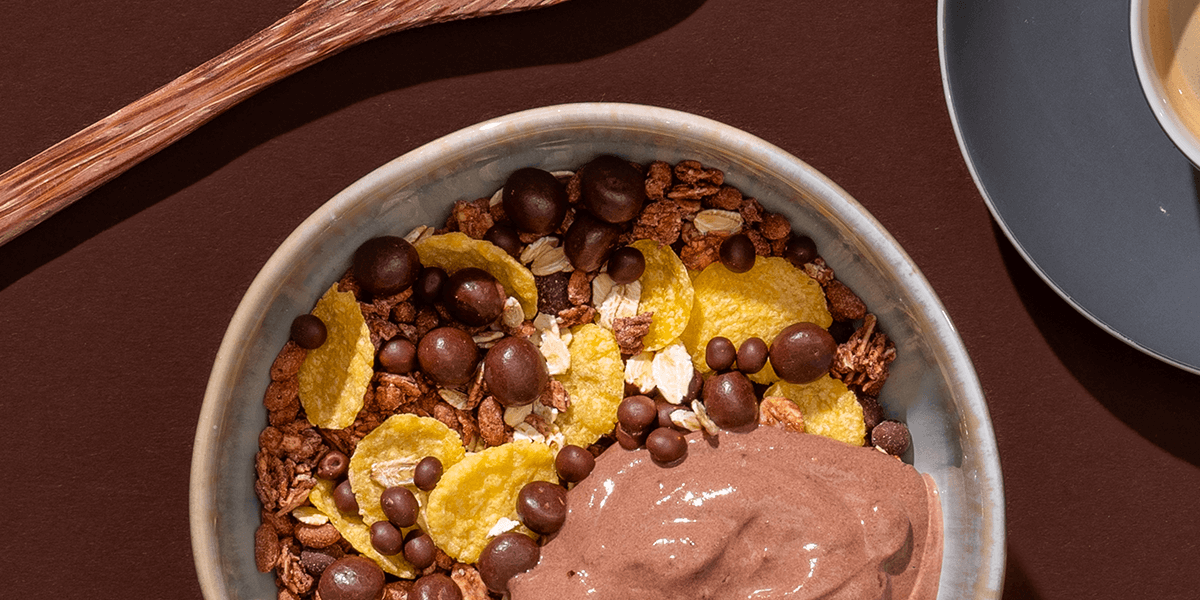 mymuesli Bio Choco Brownie Müsli in Müslischale mit Joghurt