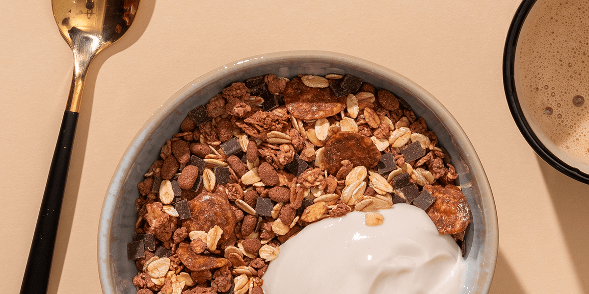 mymuesli Bio Chocolate Müsli in einer Müsli Schüssel mit Joghurt.