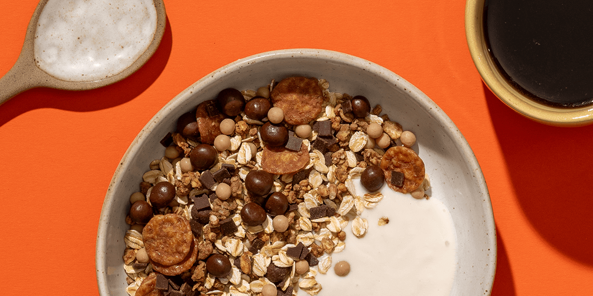 mymuesli Bio Salted Caramel Brownie Müsli Nahaufnahme der knusprigen Schoko-Zutaten
