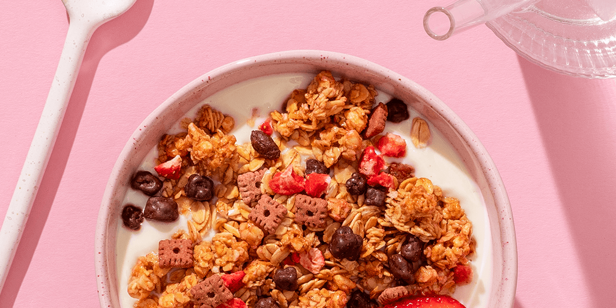 mymuesli Bio Strawberry Choco Crunchy Granola mit Joghurt und frischen Erdbeeren
