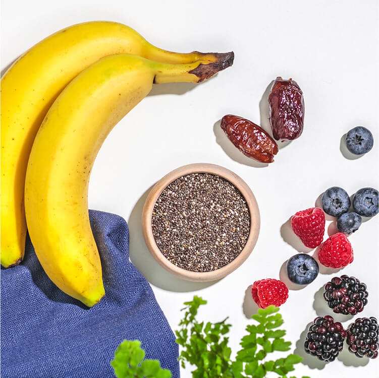 Bananen, Chiasamen, Beeren und Datteln