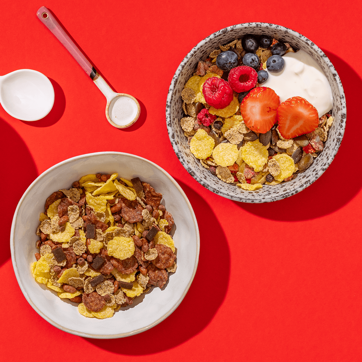 mymuesli glutenfreie Müslis in Schale mit Joghurt und frischen Früchten