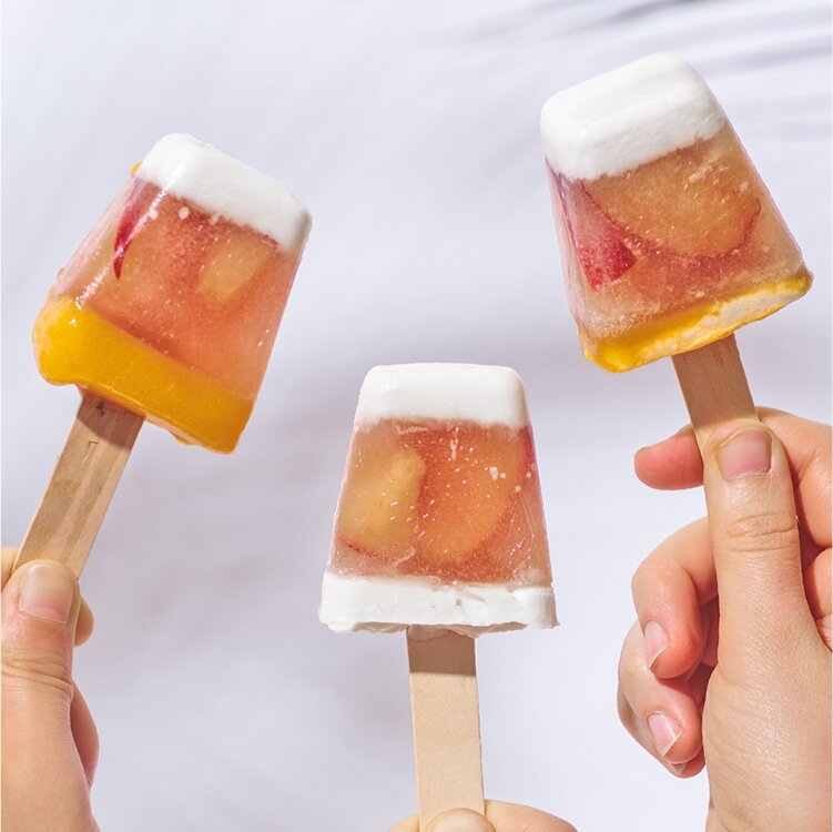 Pfirsich Kokos Eis in der Hand