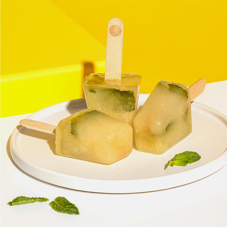 Holunderblüten Minze Eis auf einem Teller 