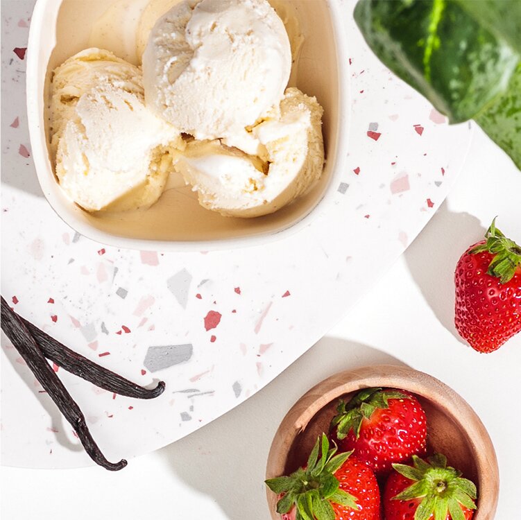 Eine Schale Eis und Erdbeeren