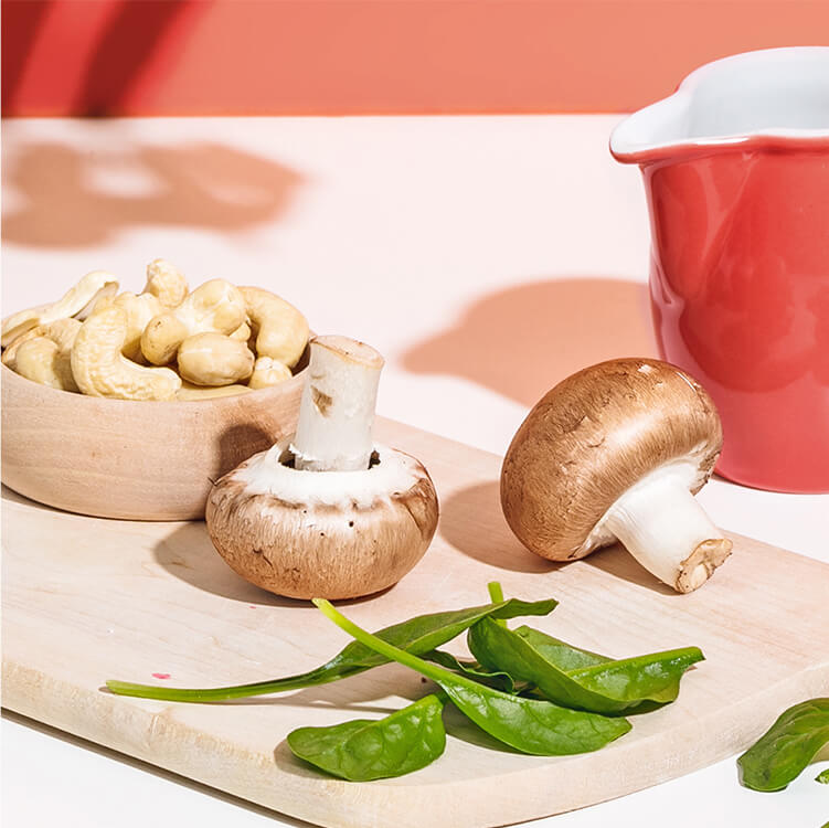 Cashews, Champignons und Basilikum
