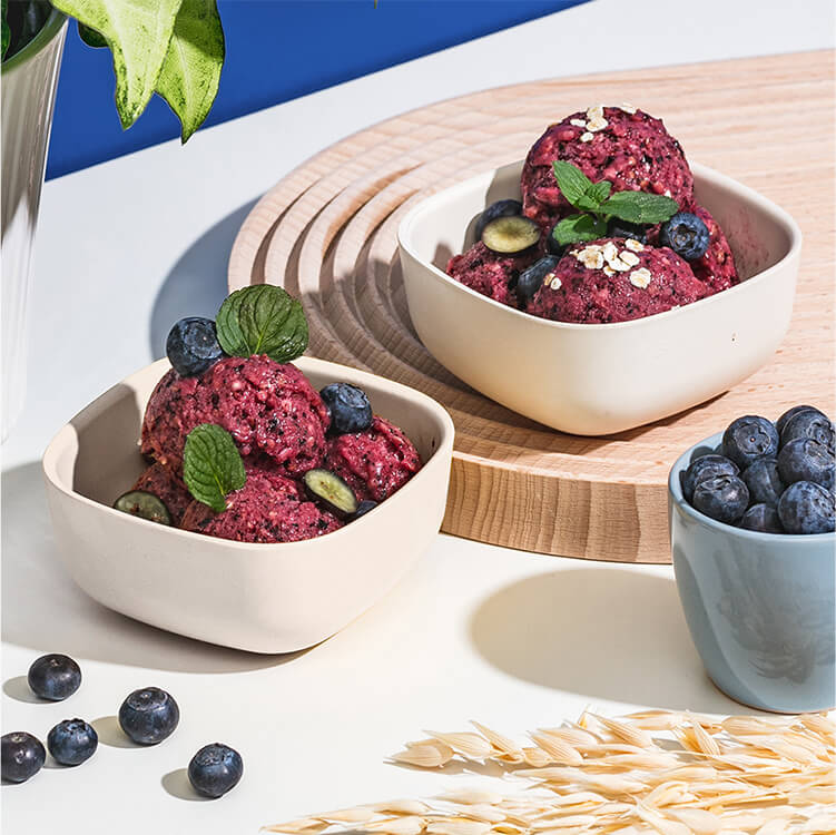 Haferflocken-Blaubeer-Eis in Schüsseln mit Blaubeeren dekoriert