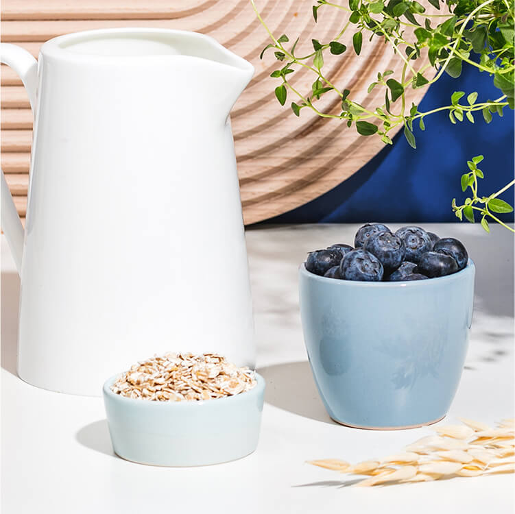Milch, Haferflocken und Beeren in Schalen
