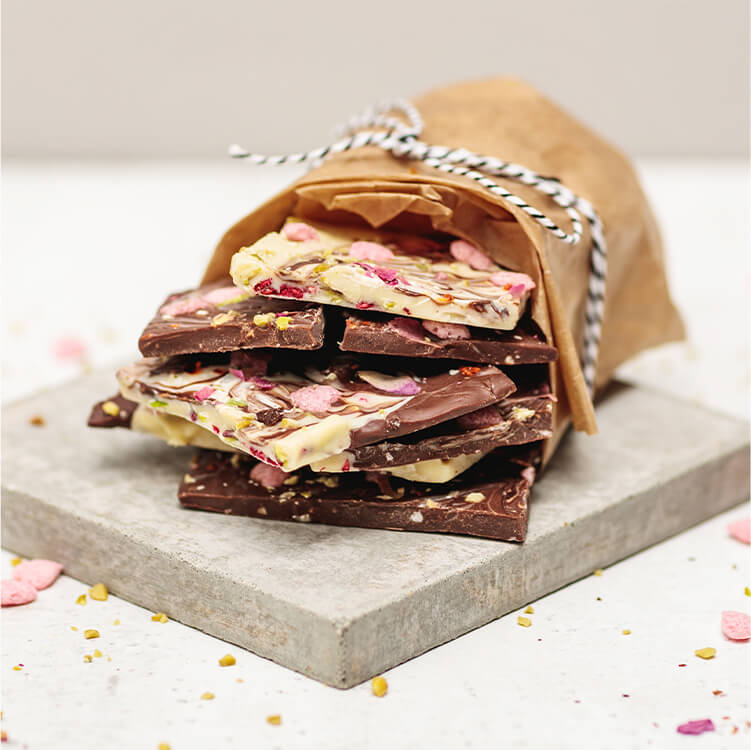 Bruchschokolade mit Toppings wie ein Geschenk eingepackt